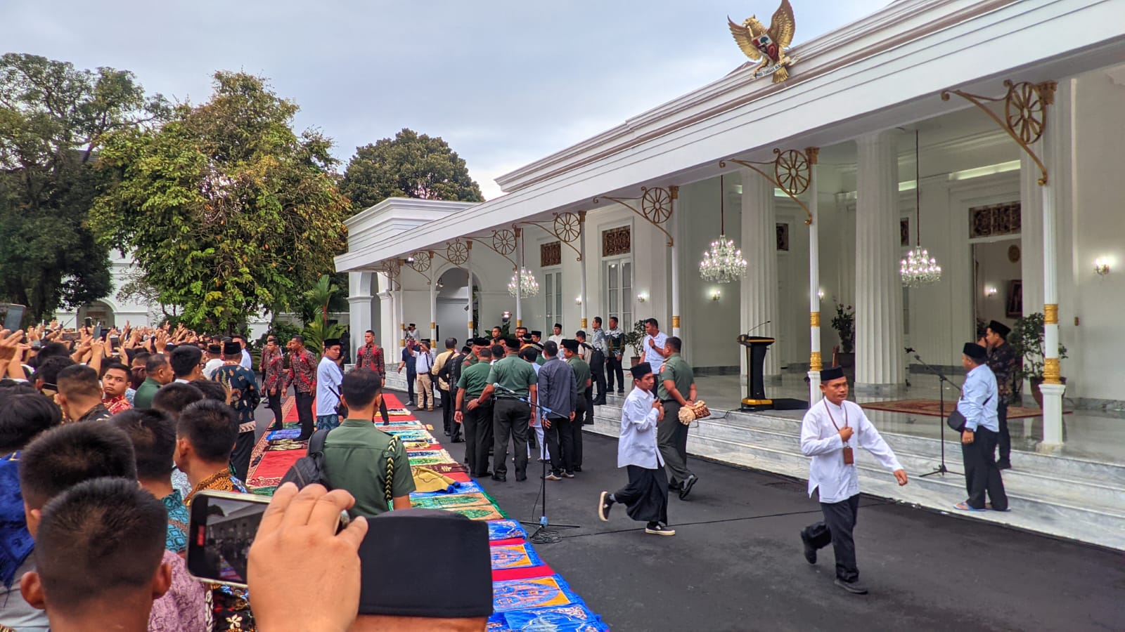 Jokowi Ajak Warga Yogyakarta Foto Bareng Usai Sholat Idul Adha Di Gedung Agung 8277