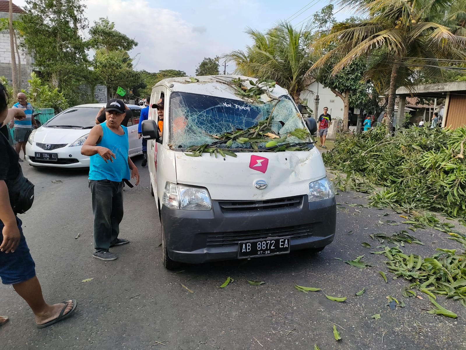 Pohon Tumbang Timpa Mobil Ekspedisi Di Bantul Begini Kondisi Korban Hariane Com