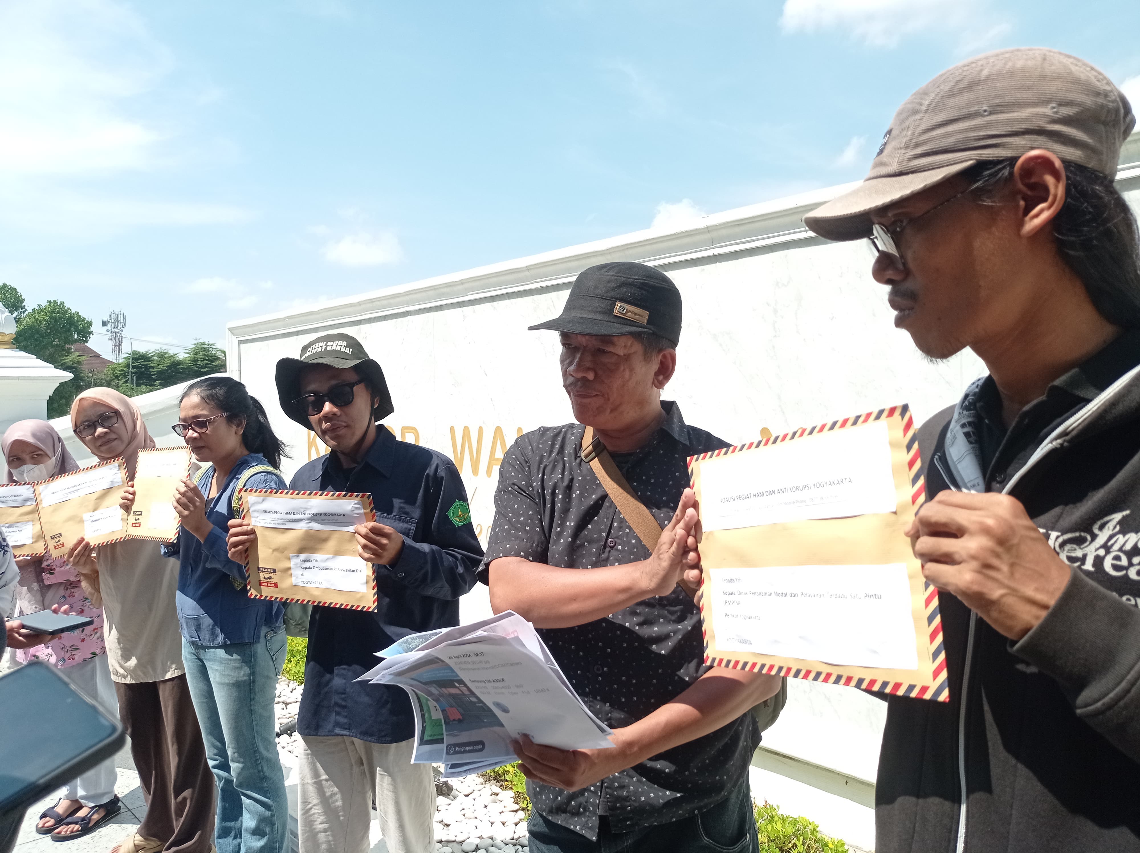Aktivis Jogja Laporkan Pj Walikota Atas Penumpukan Baliho ILM Disejumlah Titik