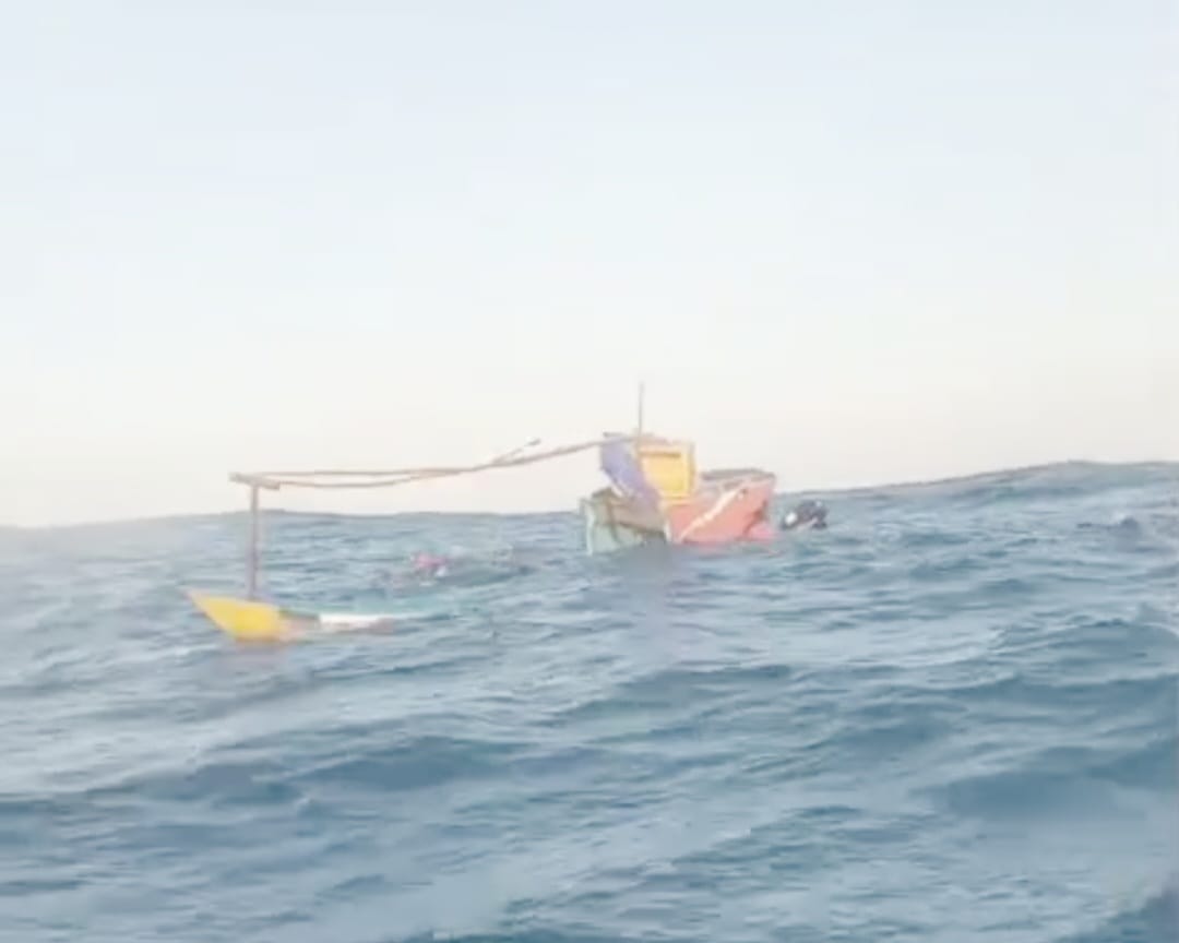 Dihantam Ombak, Kapal Nelayan Terbalik di Pantai Sepanjang