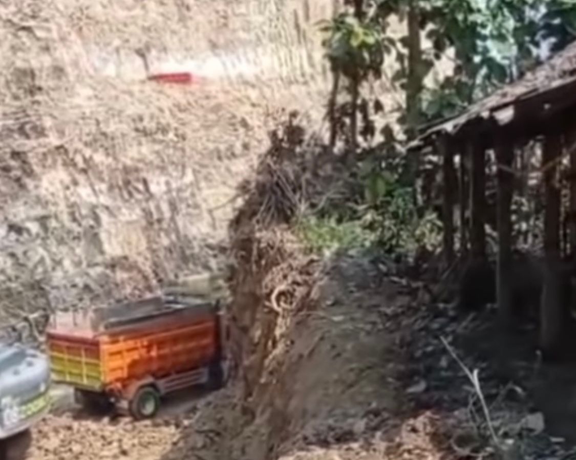 Dua Rumah Warga Terancam Ambrol Akibat Operasi Tambang Uruk Tol di Gunungkidul