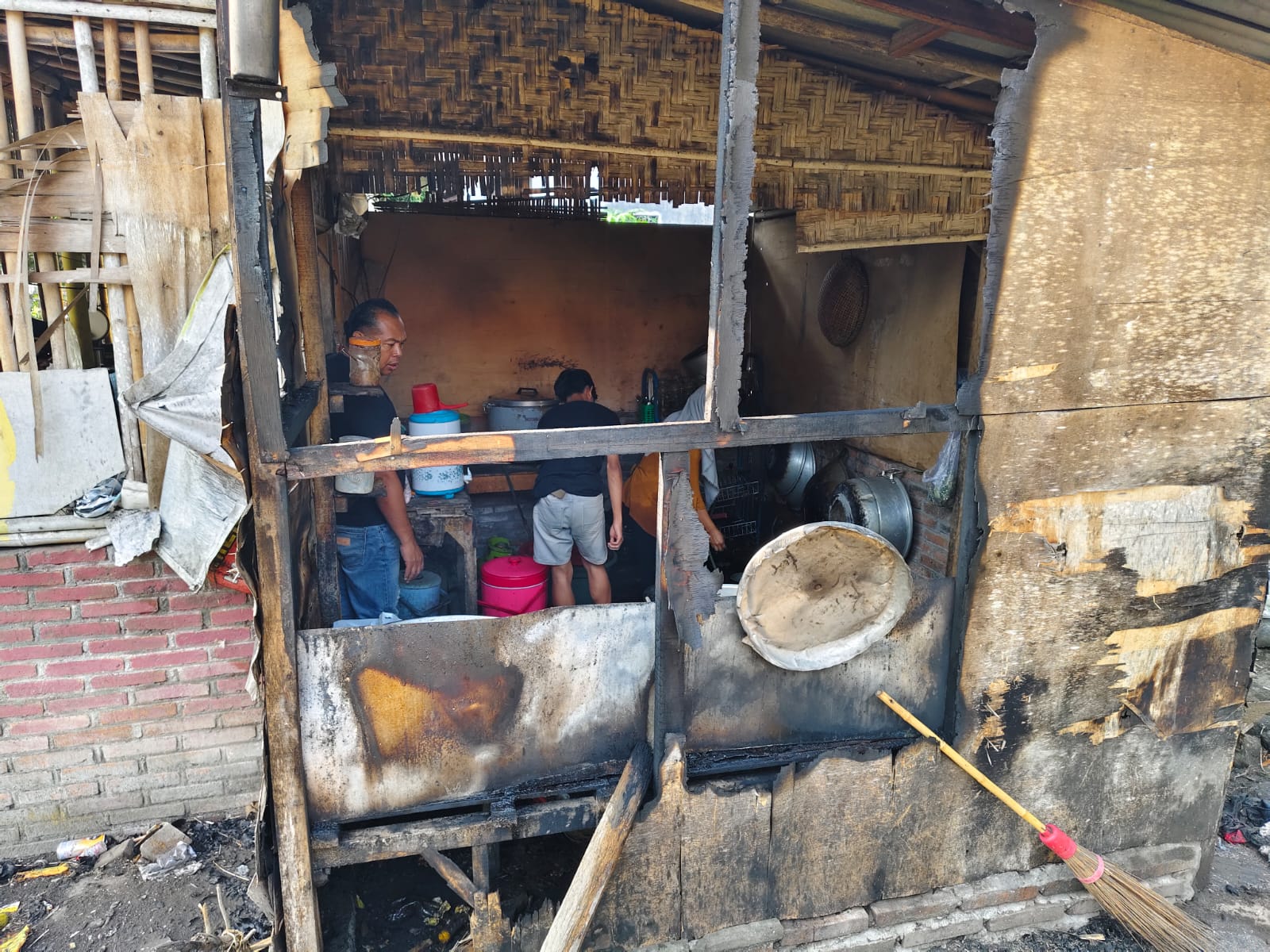 Diduga Regulator Bocor, Dapur Rumah Makan Terbakar