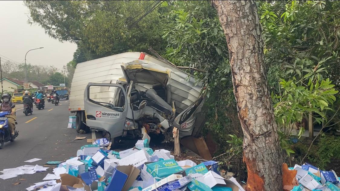 Sebuah Truk Tabrak Pohon di Jalan Yogya-Wonosari, Sopir Meninggal Ditempat