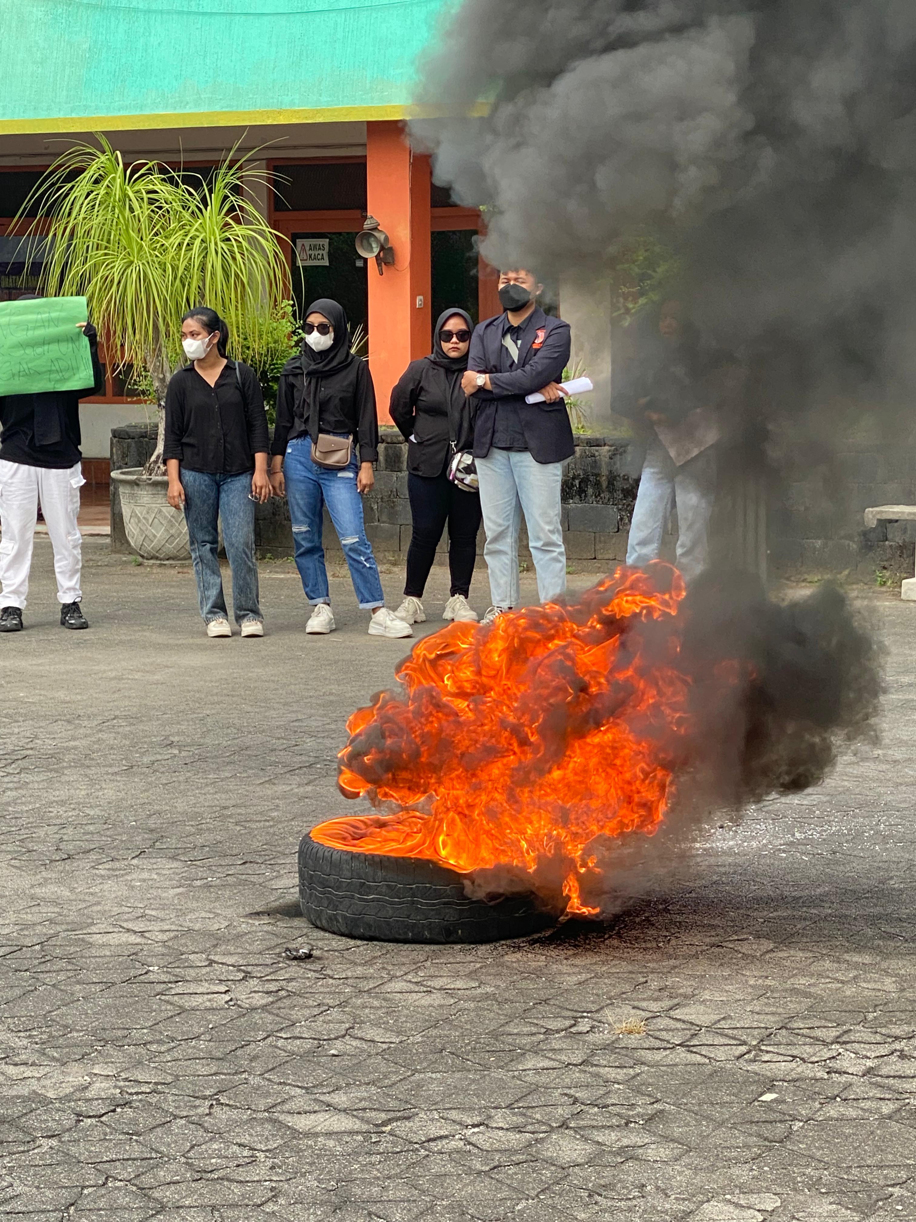 Aksi Desak Kampus, Ratusan Mahasiswa UNICIMI Jogja Demo Tuntut Perbaikan Sarana Perkuliahan