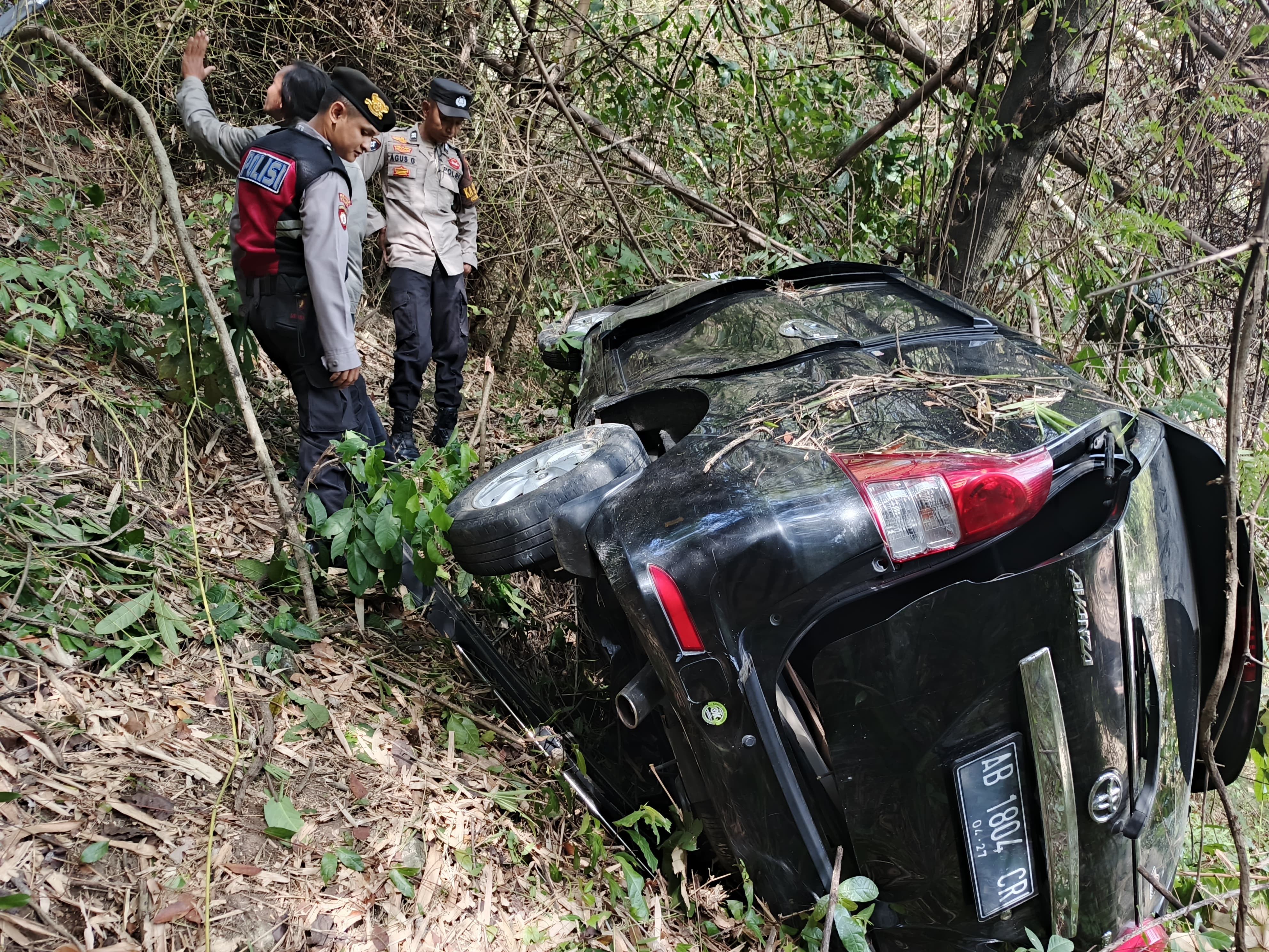 Akibat Rem Blong, Sebuah Mobil Masuk Jurang Sedalam 8 Meter di Gunungkidul