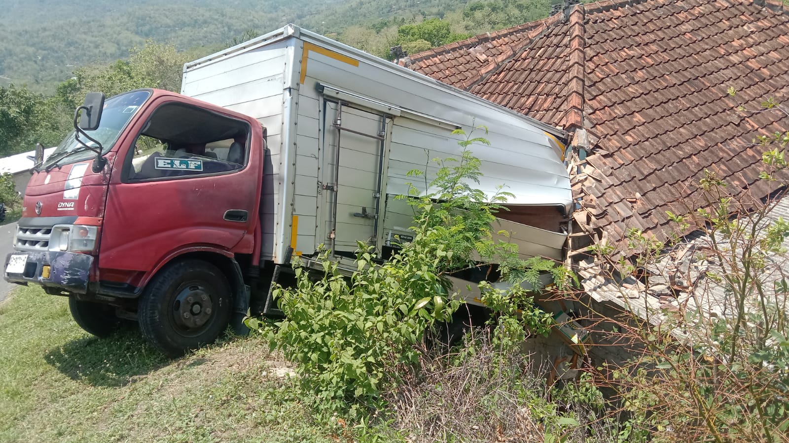 Tidak Kuat Menanjak, Truk Bermutan Sembako Alami Kecelakaan Hingga Timpa Balai Padukuhan di ...