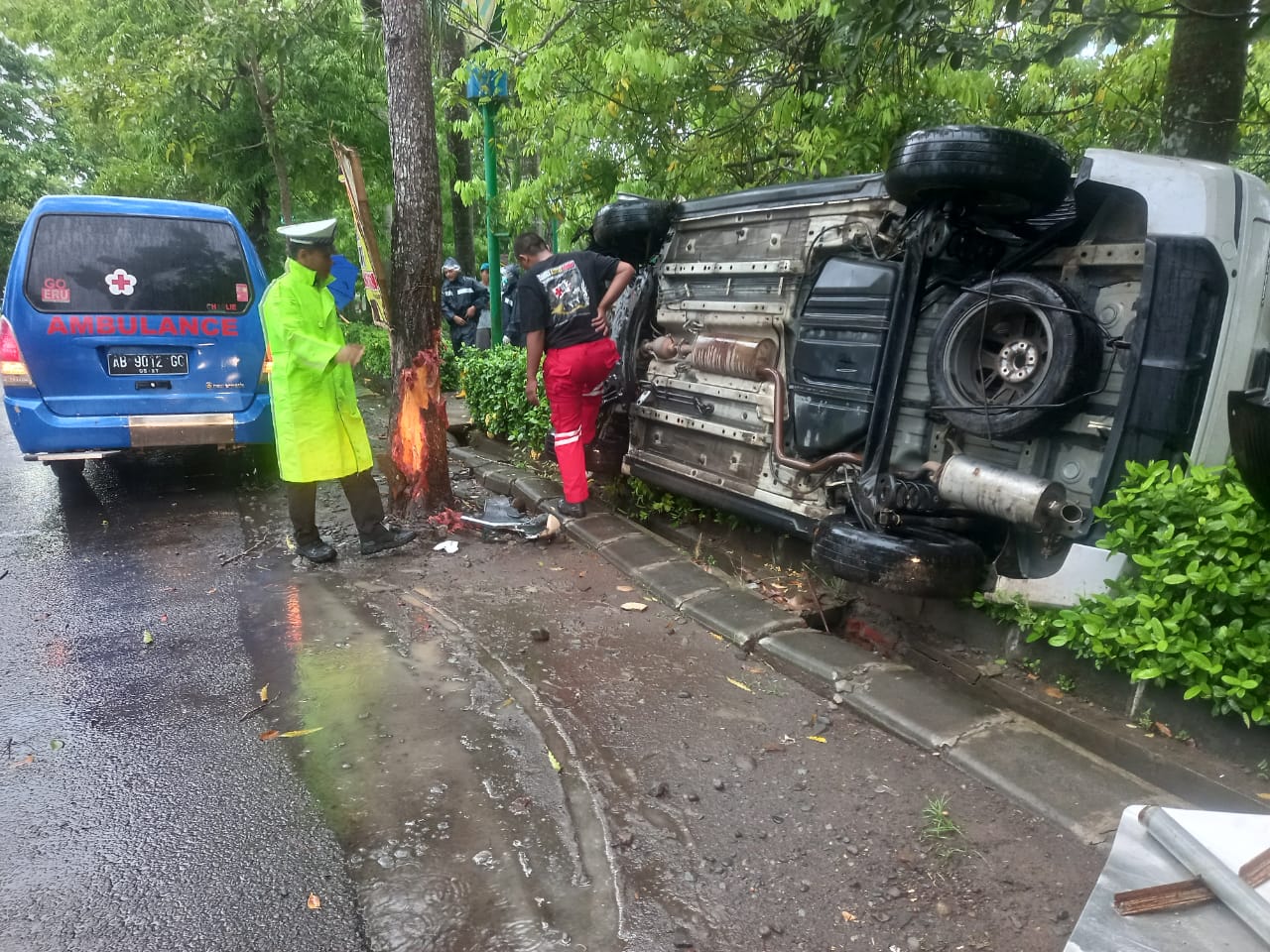 Sopir diduga Kelelahan, Sebuah Mobil Terguling