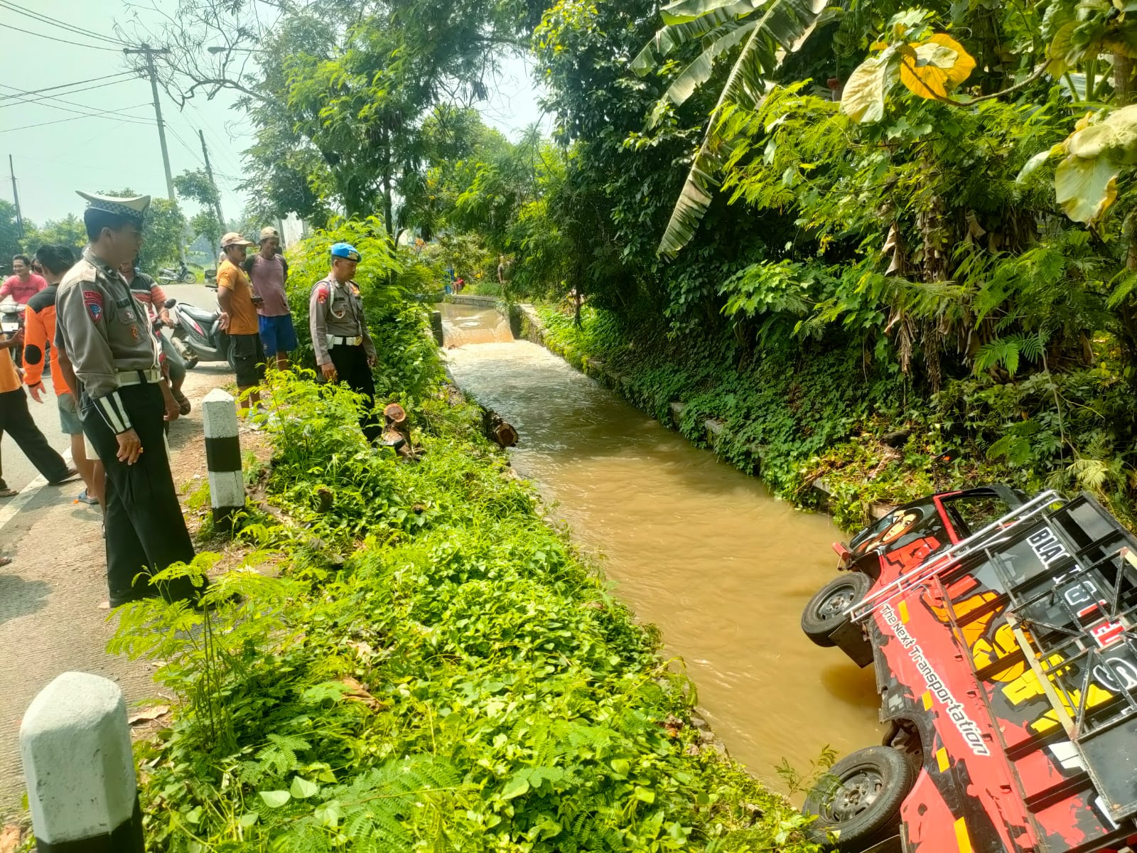 Mobil Pickup Masuk ke dalam Parit Karena Hindari Kecelakaan