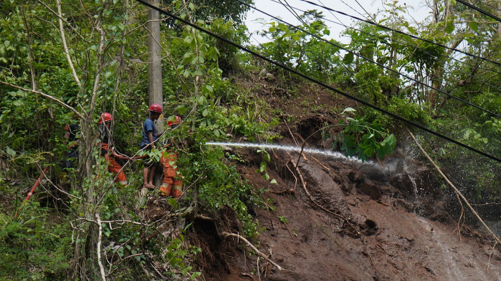 Longsor, Sebabkan Jalur Dekso-Samigaluh Sempat Tertutup Total