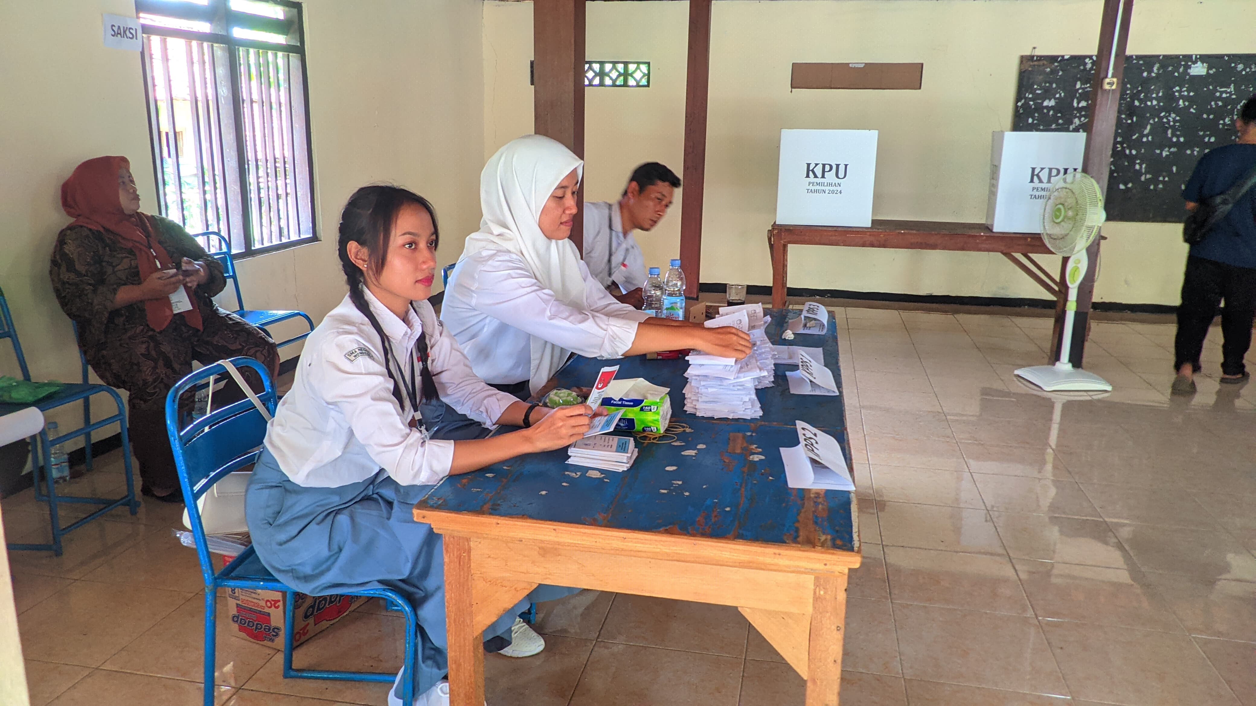 Tarik Perhatian Pemilih Pemula, Petugas TPS di Gunungkidul Kenakan Seragam SMA Saat Bertugas