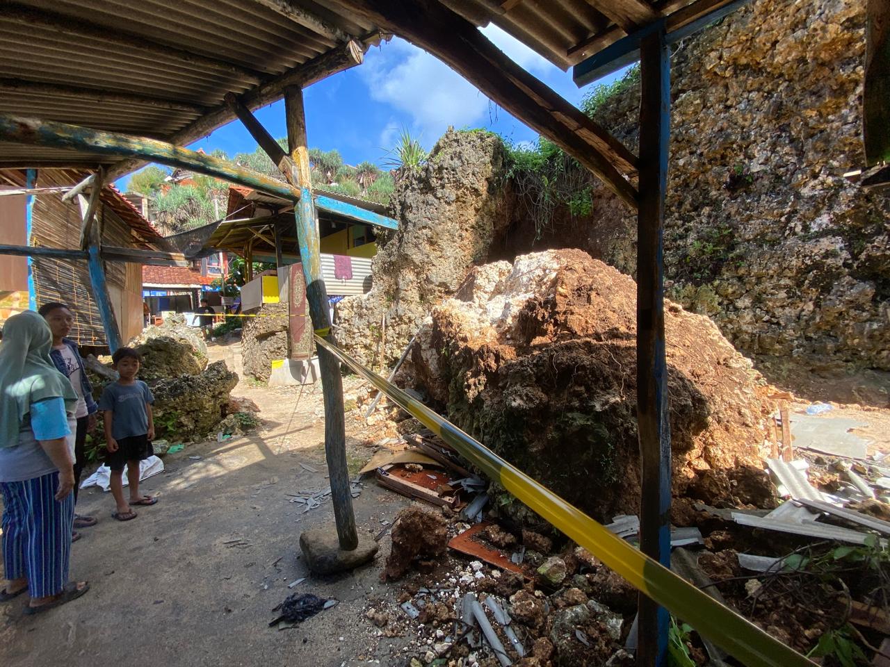 Batu Raksasa di Pantai Buluk Ambrol Menimpa Ruko Pedagang