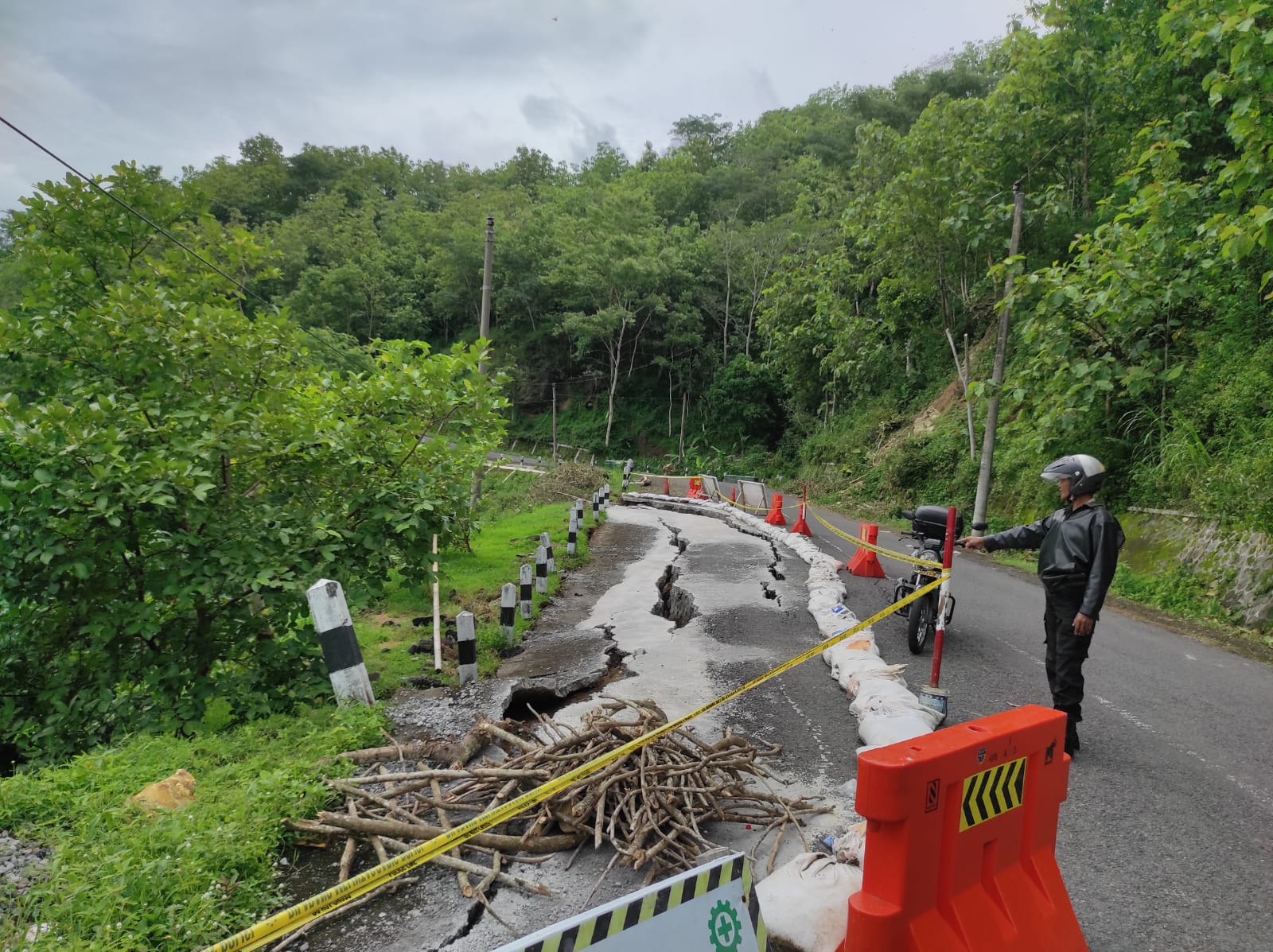 Diguyur Hujan Deras, Jalan Hargomulyo - Watugajah Gunungkidul Amblas Sepanjang 30 Meter