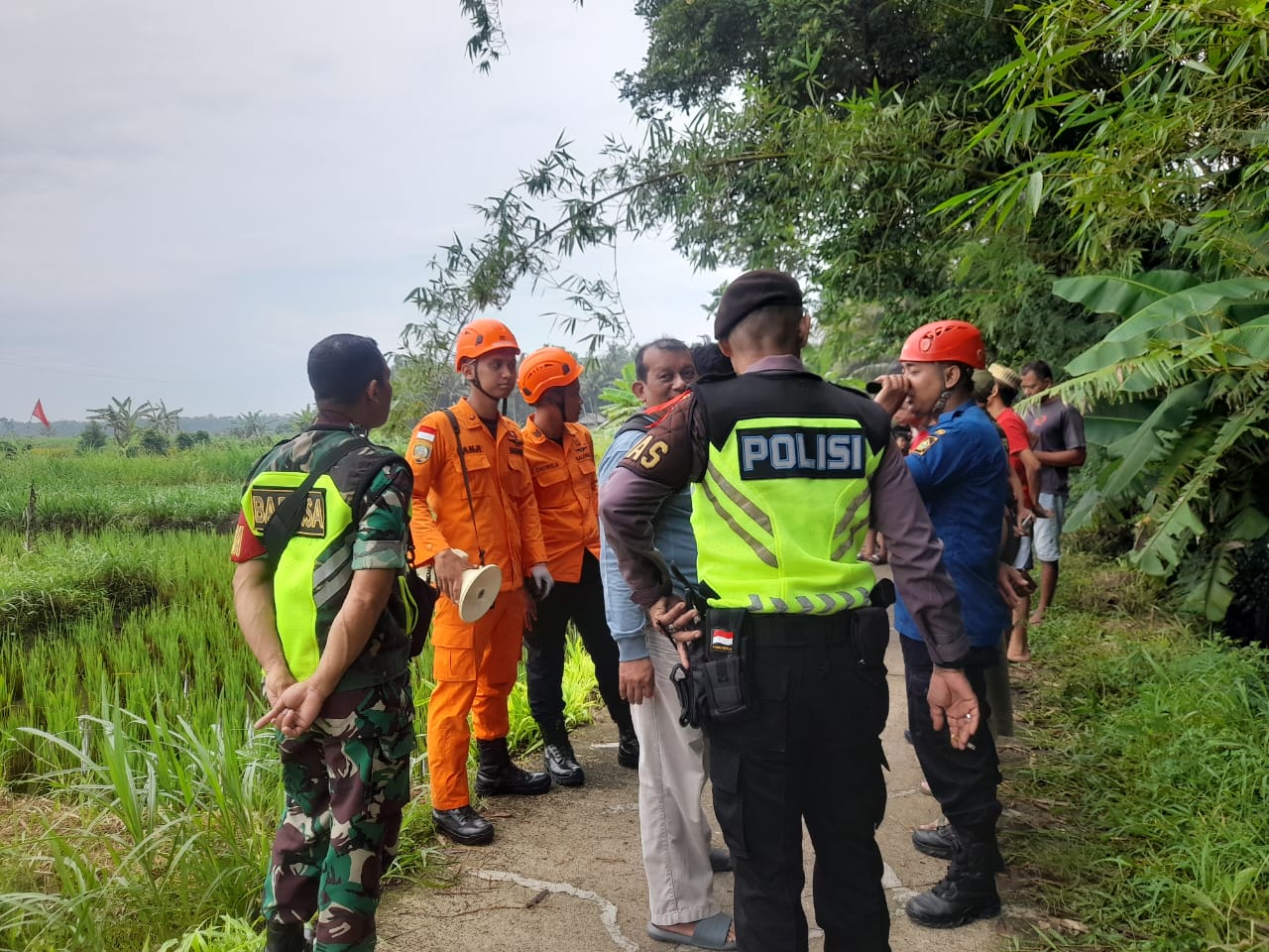 Seorang Warga Panjatan Nekat Panjat Tower Sutet