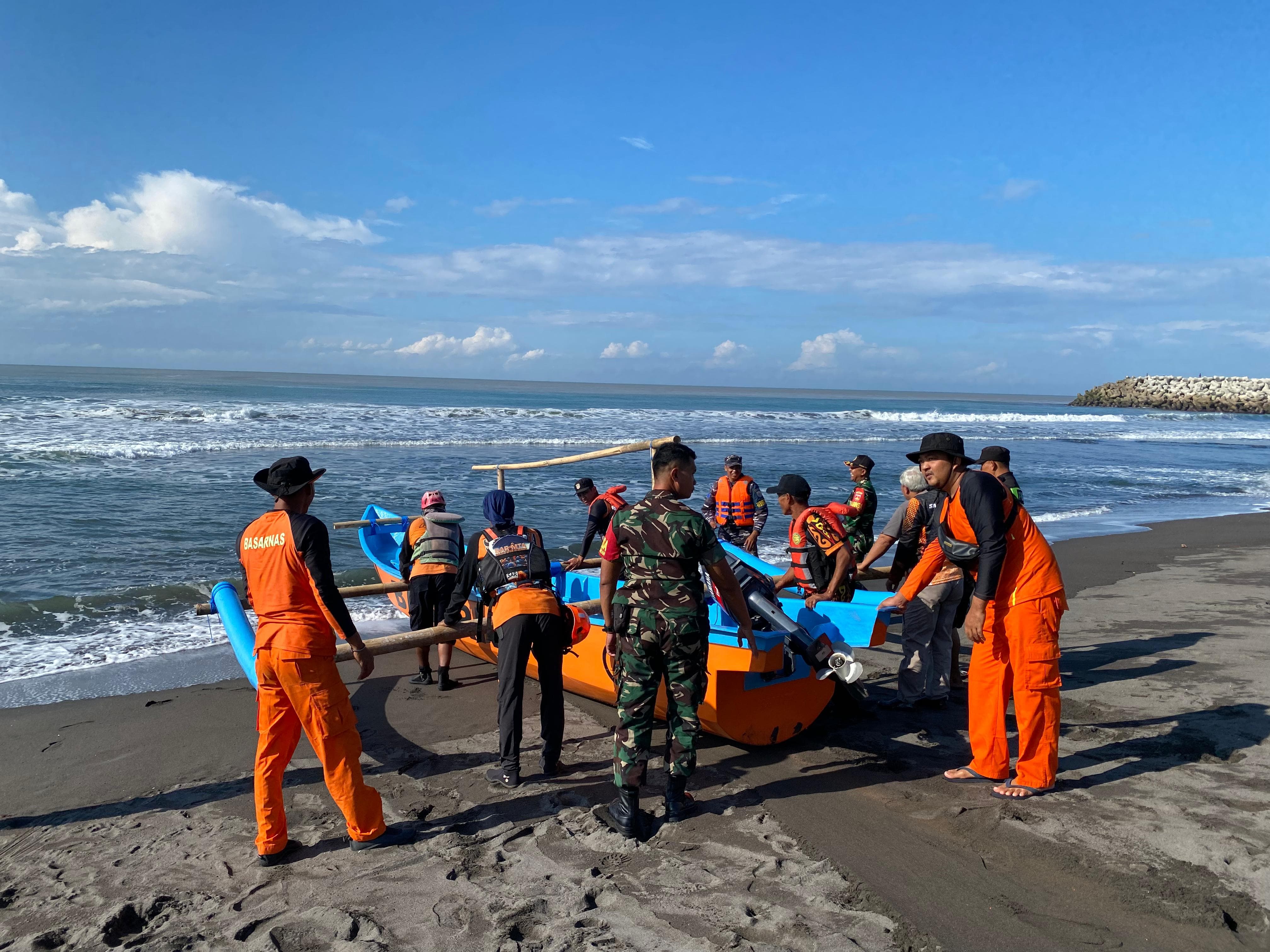 Pencarian Korban Kapal Terbalik di Pantai Congot Belum Membuahkan Hasil