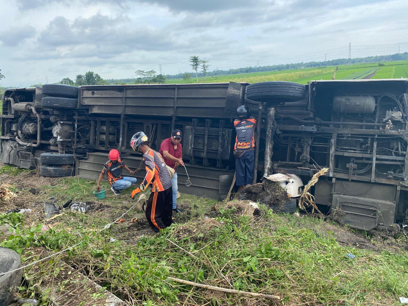 Alami Kecelakaan di Kulon Progo, Bus Murni Jaya Terjun ke Sawah