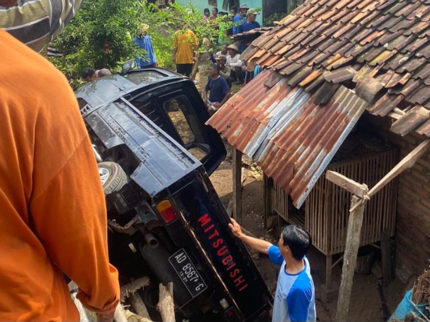 Warga Gunungkidul Tewas Tertimpa Mobil Terperosok