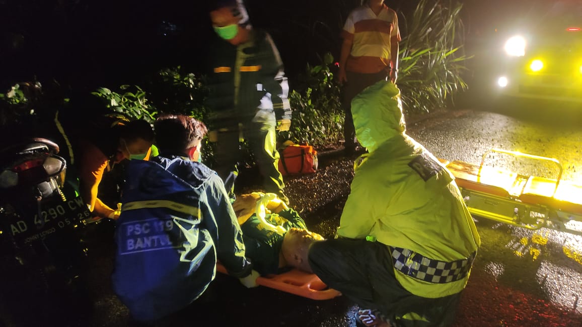 Tabrak Pohon Tumbang, Pemotor Kecelakaan di Parangtritis Kretek Bantul