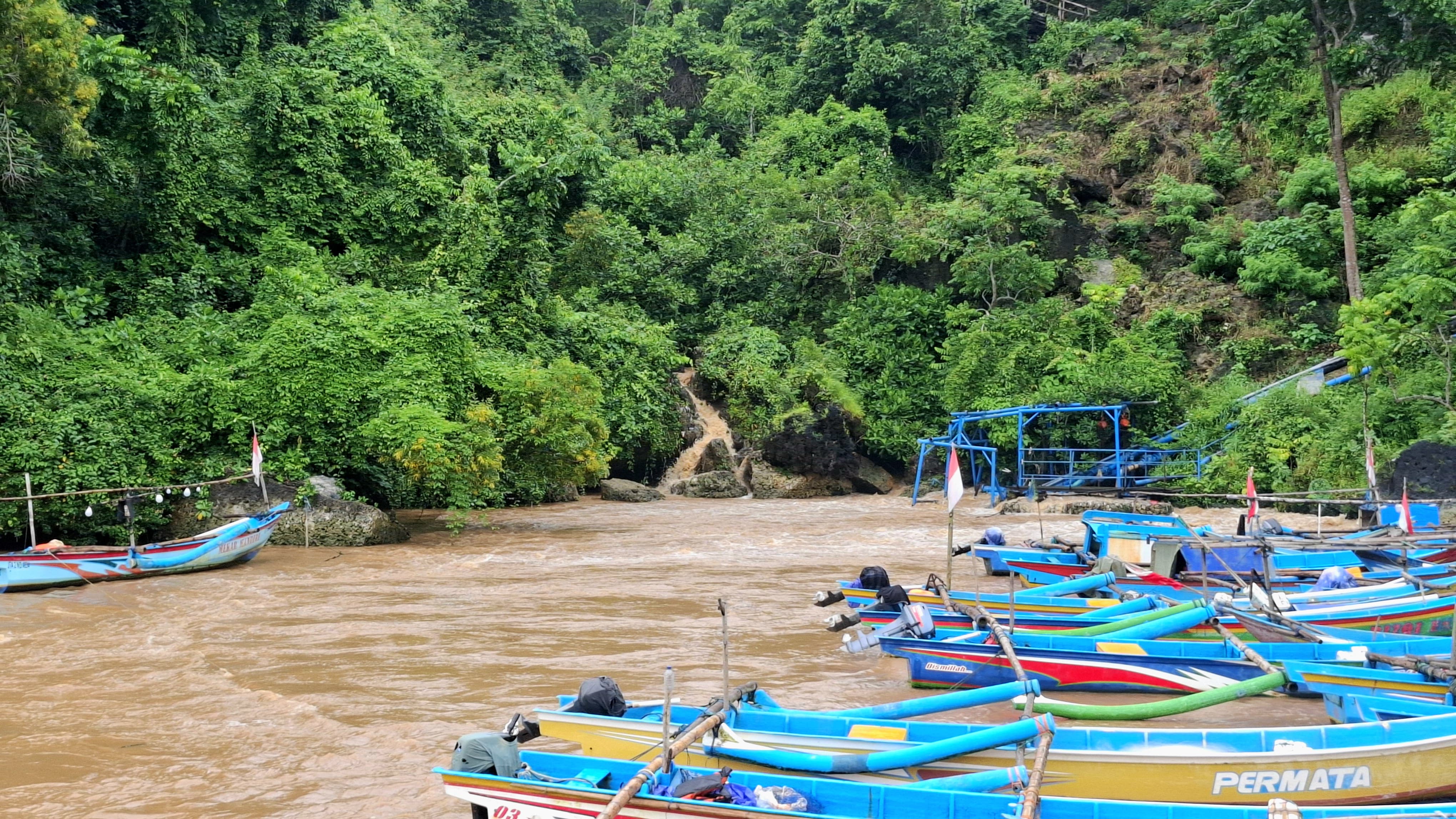 Fenomena Air Terjun di Pantai Baron Setiap Hujan Deras di Gunungkidul