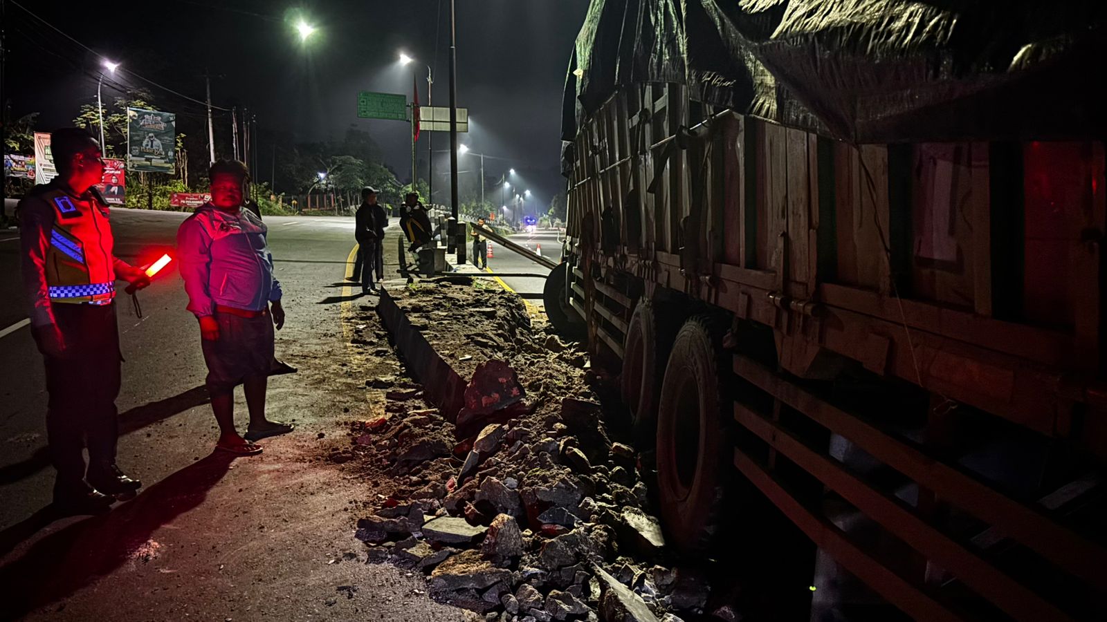 Sopir Mengantuk, Truk Hino Tabrak Pembatas Jalur di Sentolo