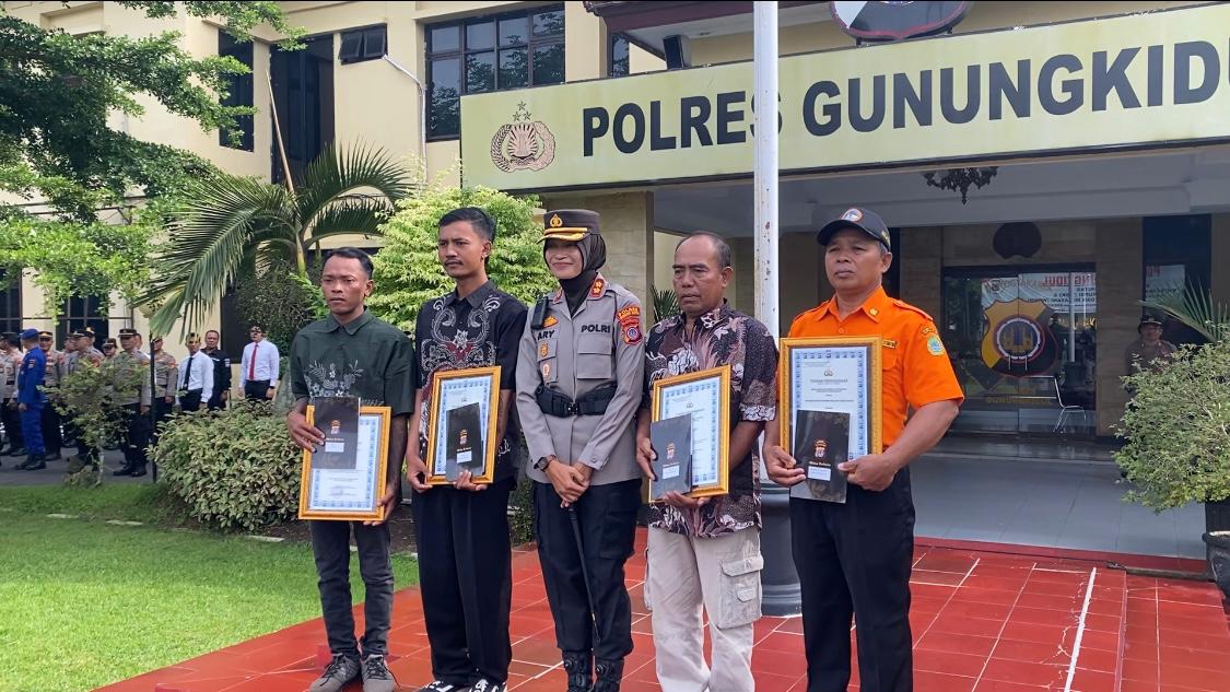 Polres Gunungkidul Beri Penghargaan pada Nelayan dan SAR Pantai Baron Penyelamat Korban Laka ...