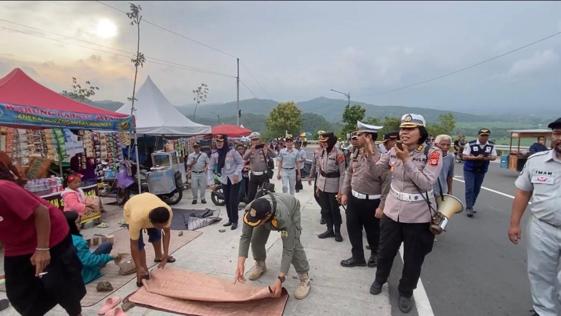 Pedagang Di Tanjakan Clongop Ditertibkan, Bupati Gunungkidul: Akan Kami Tata