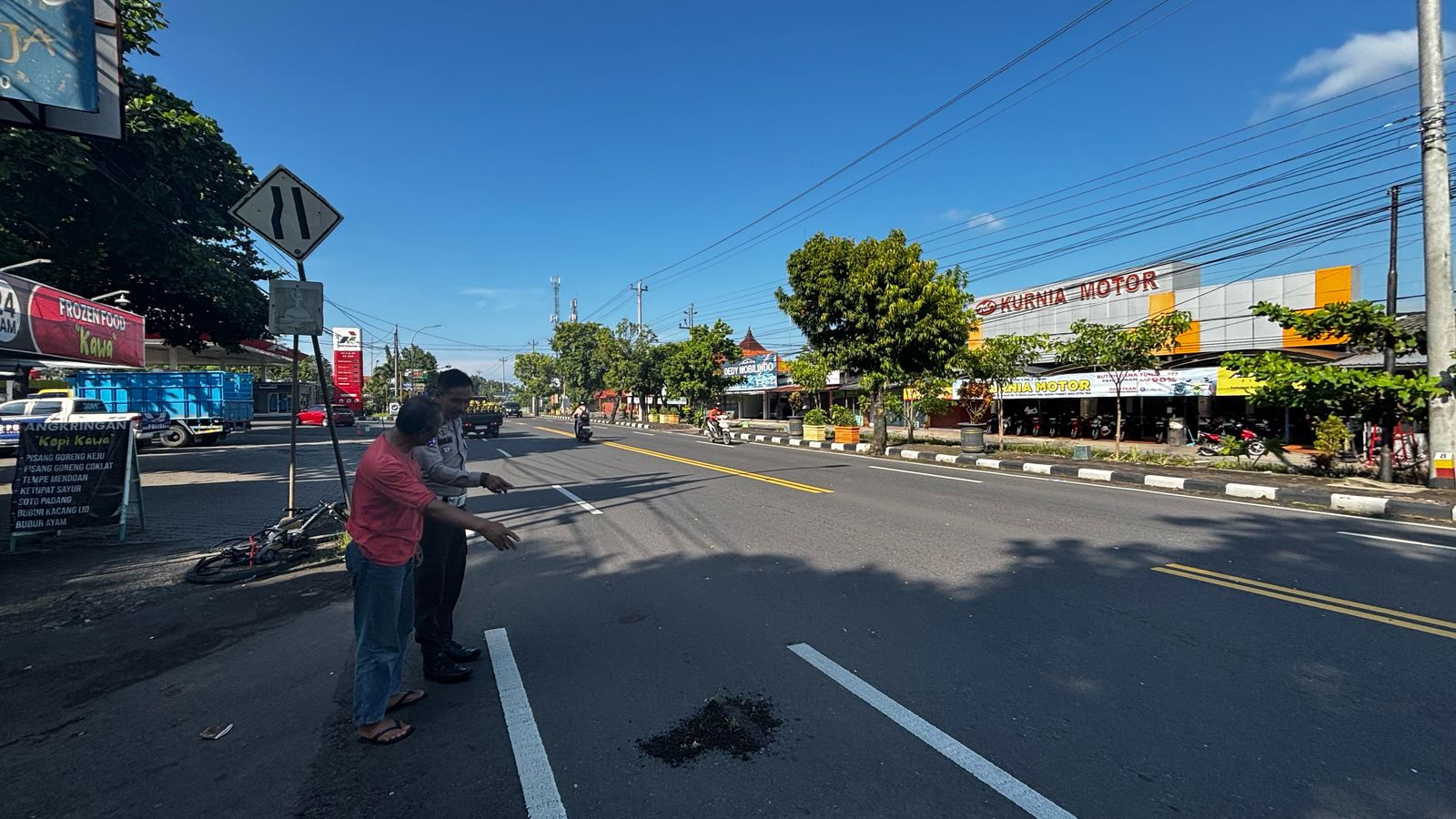 Kehilangan Kendali, Truk Tabrak Sepeda Motor dan Sepeda Angin