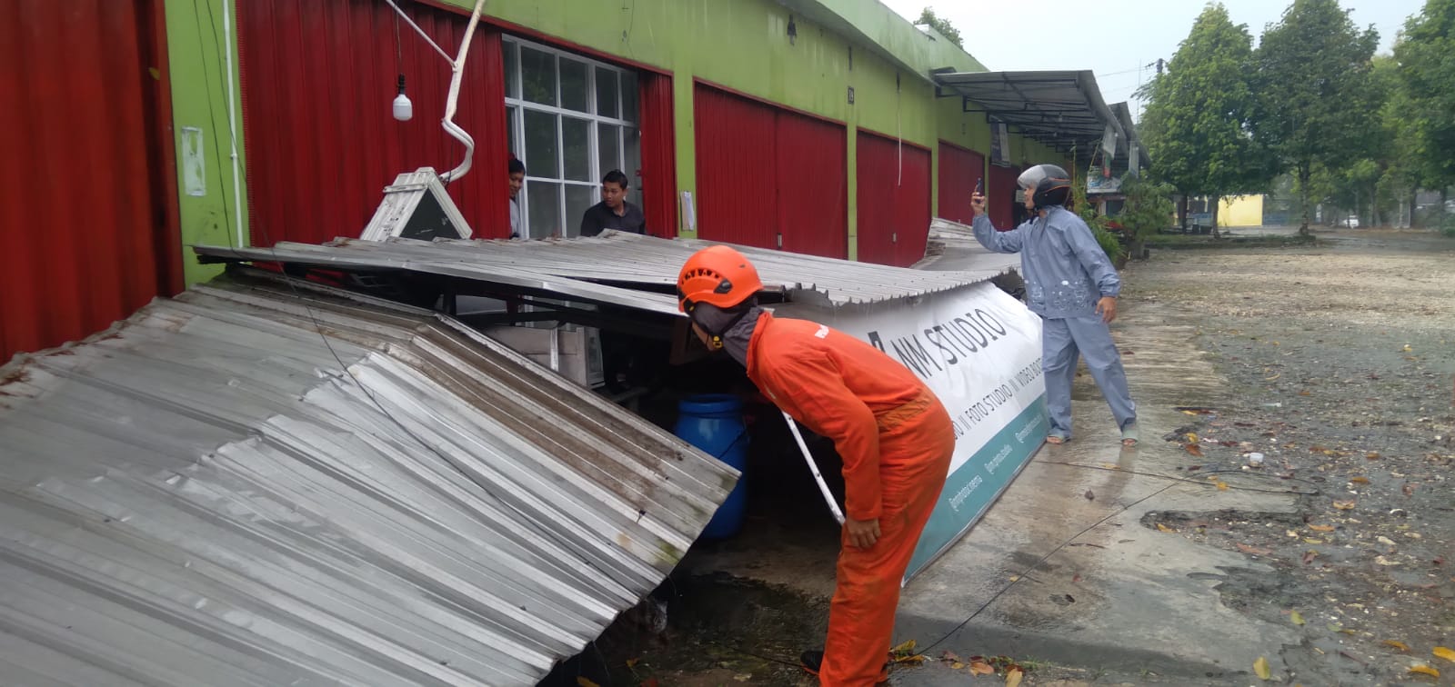 Dampak Hujan Deras di Gunungkidul, Sujumlah Pohon Tumbang dan Atap Tersapu Angin Kencang