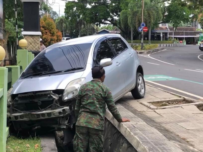 Hilang Kendali, Mobil Tabrak Kendaraan Lain Hingga Pagar Kodim 0730 Gunungkidul