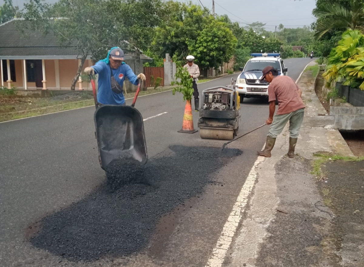 Dampak Efisiensi Anggaran, Perbaikan Jalan Rusak Di Gunungkidul Hanya Ditambal