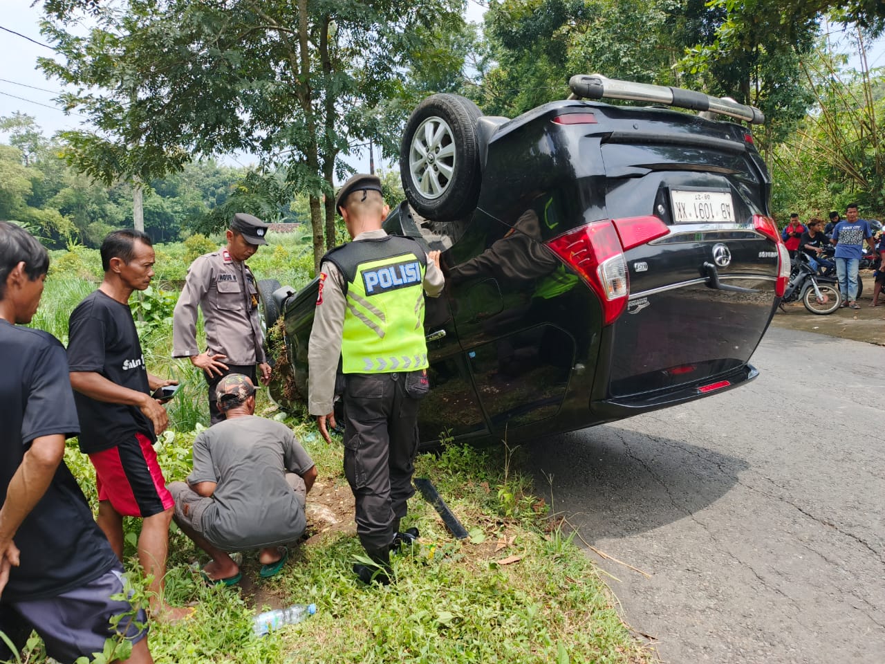 Sopir Mengantuk, Mobil Avanza Tabrak Trotoar dan Terbalik di Jalan Ngawen Gunungkidul