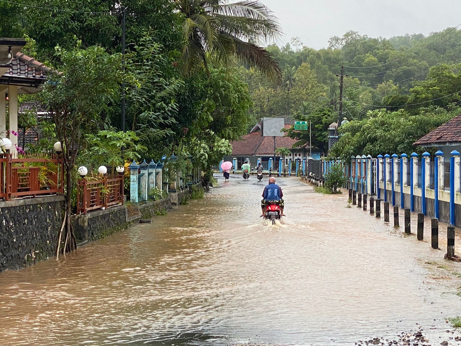 Jalan Tertutup Air Akibat Hujan Deras, Jalur Utama Pantai Gunungkidul Dialihkan