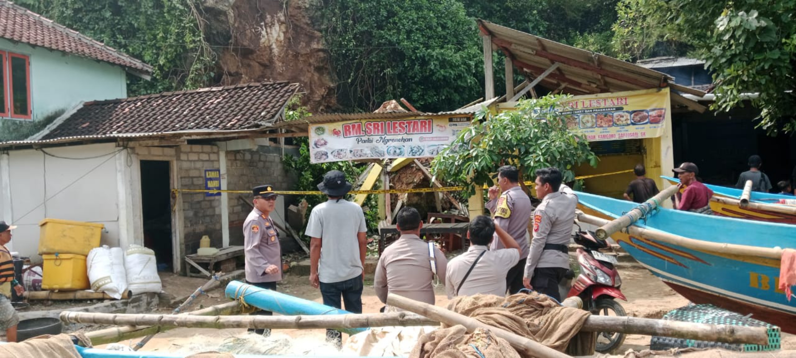 Tebing 7 Meter di Pantai Ngrenehan Longsor Timpa Warung Makan