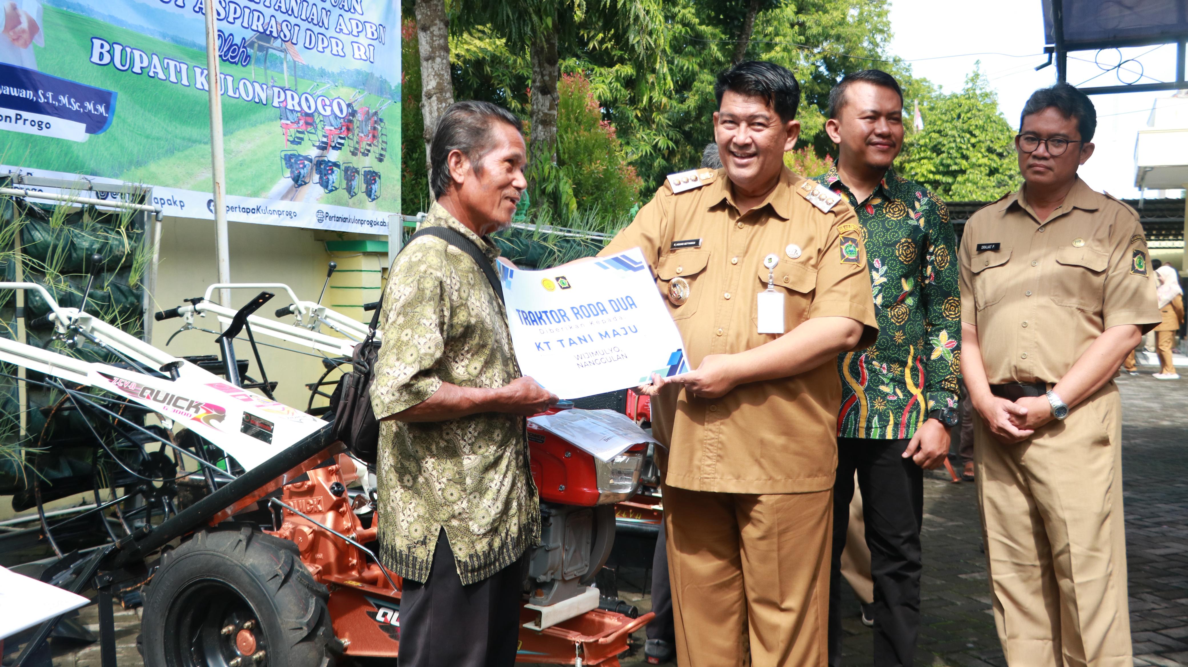 Dukung Ketahanan Pangan, Sejumlah Kelompok Tani Terima Bantuan Alsintan