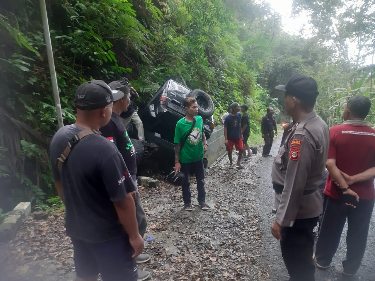 Sopir tidak Kuasai Medan, Sebuah Mobil Nyungsep di Tanjakan Bibis