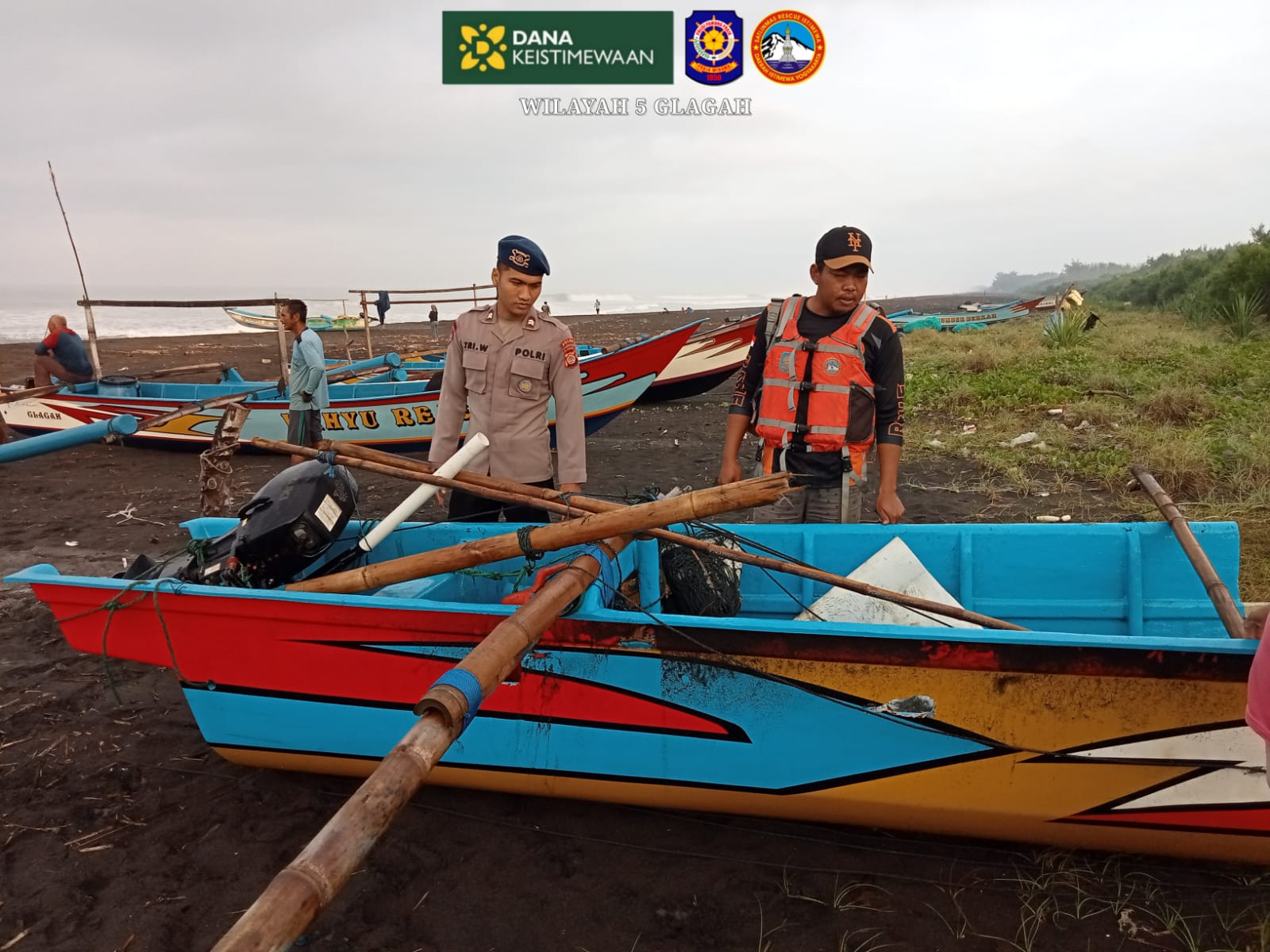 Dihantam Ombak Besar, Perahu Nelayan Terbelah jadi Dua