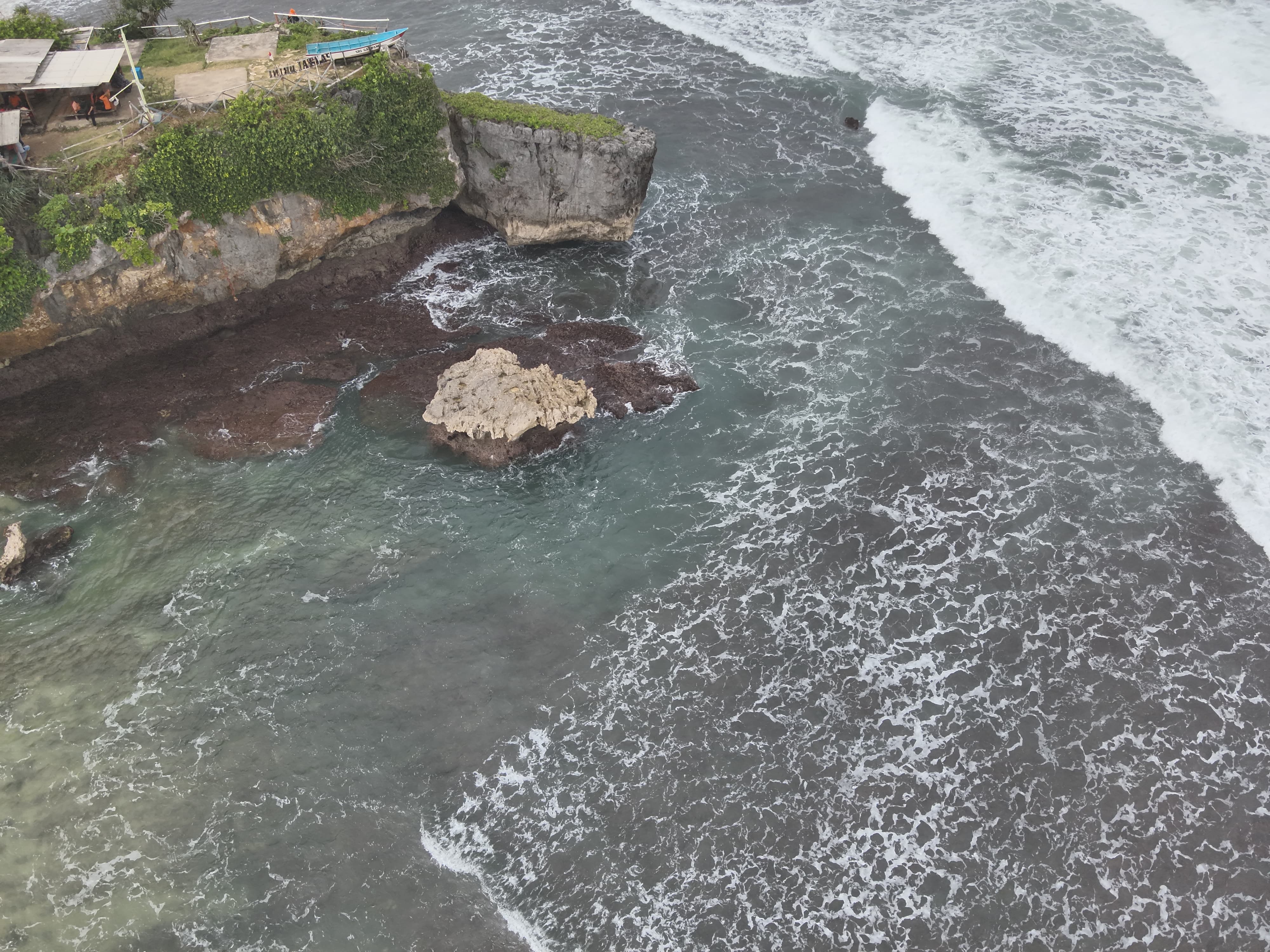Terkendala Gelombang Tinggi, Upaya Pencarian Korban Tenggelam di Pantai Watu Kodok Dilakukan Lewat ...
