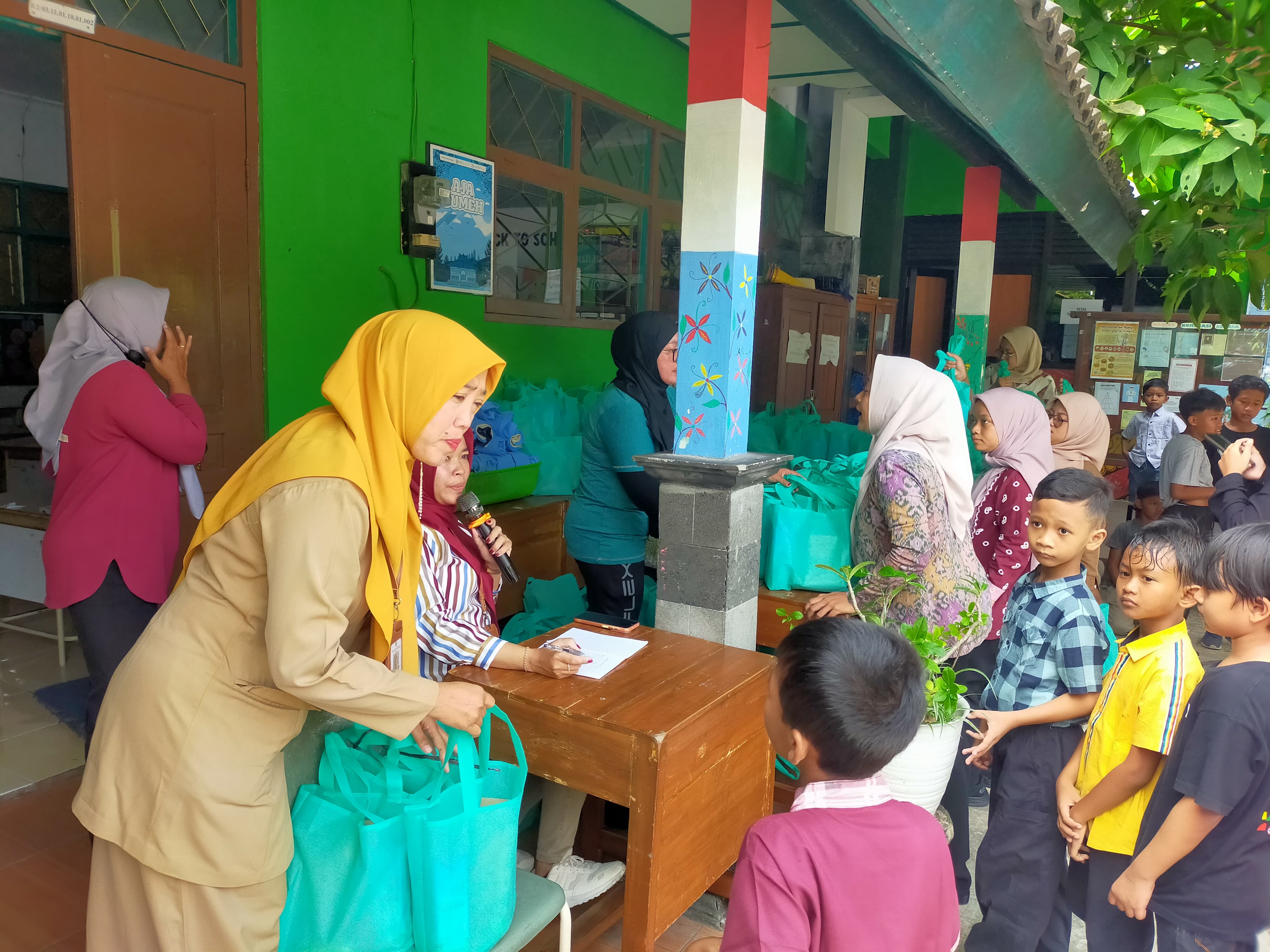 Libur Panjang, Pelajar Tetap Terima Makanan Kemasan dan Susu