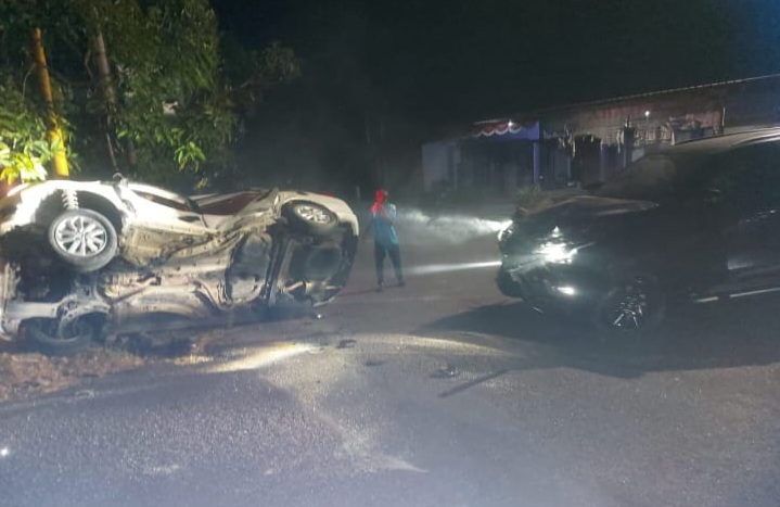 Braakk ! Tabrakan di Jalan Semanu-Pracimantoro, 2 Mobil Ringsek