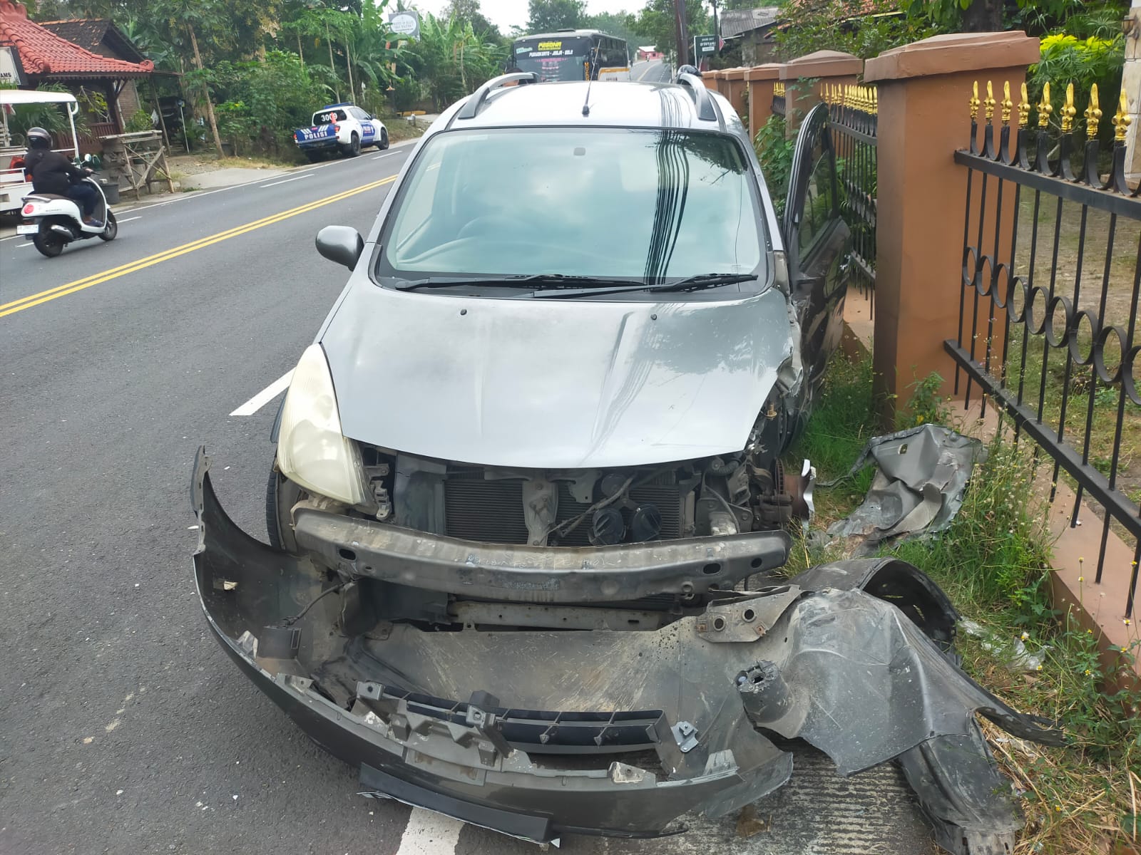 Kecelakaan di Sentolo Libatkan Daihatsu Calya dan Nissan Livina, Dua Orang Dilarikan ke ...