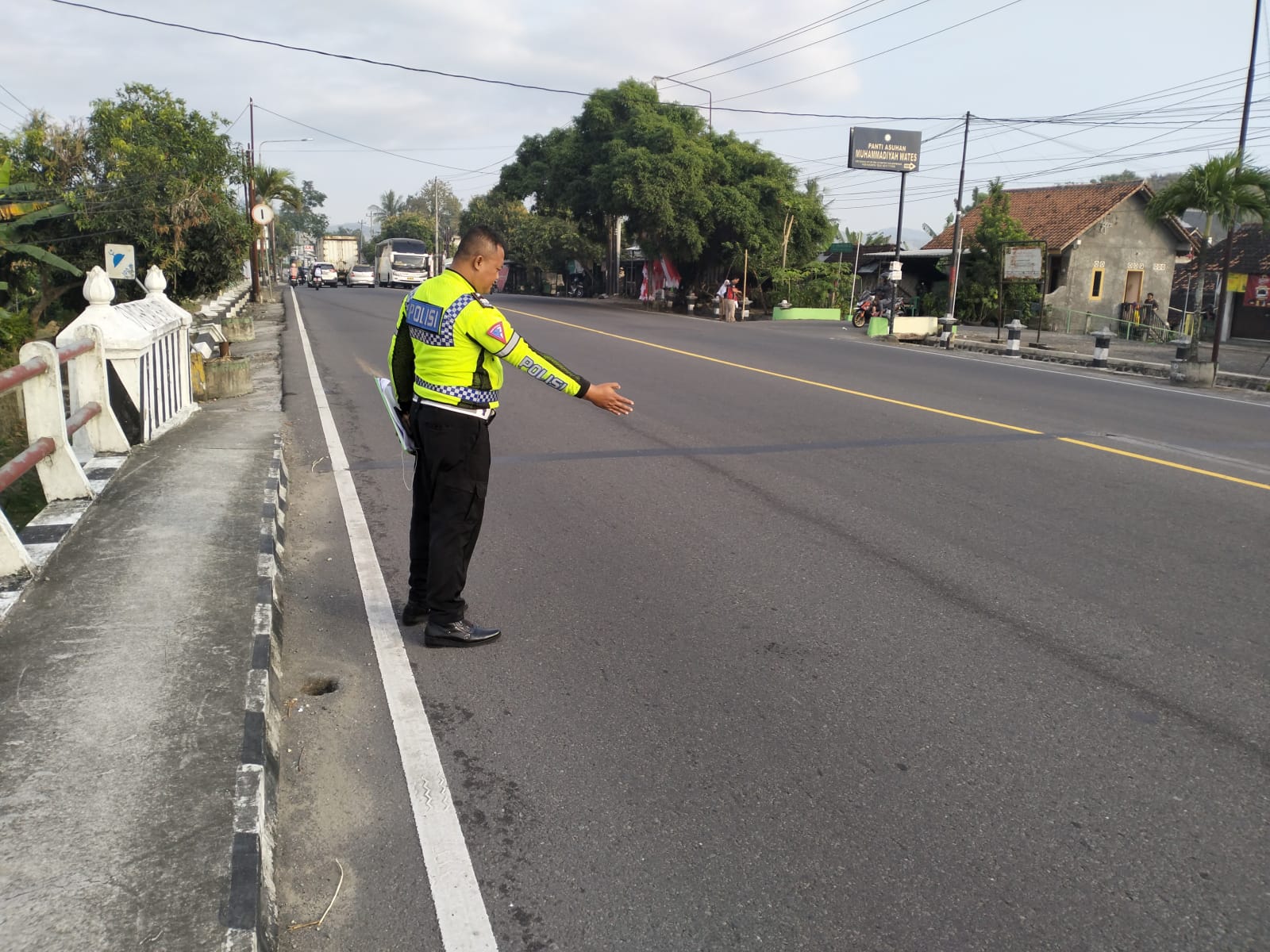 Disundul Mobil, Pengendara Sepeda Motor Terjun ke Selokan sedalam 10 Meter