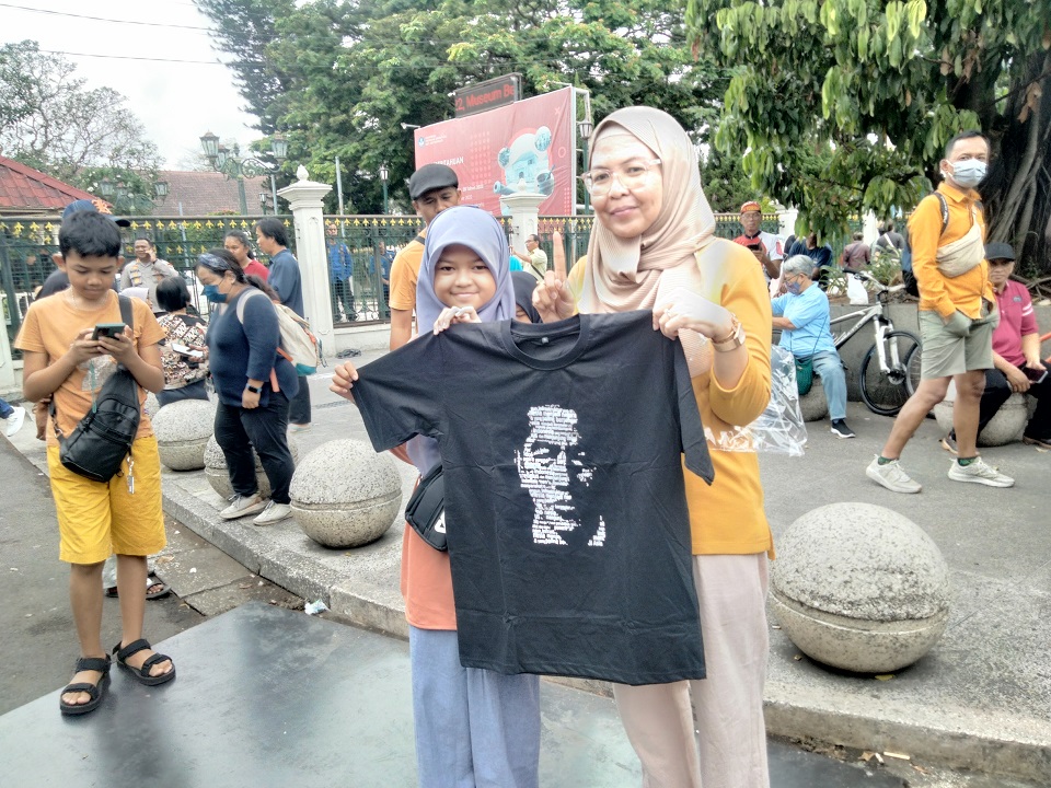 Ribuan Warga Padati Halaman Gedung Agung Jokowi Bagikan Kaos Dan Naik Delman Bareng Cucu