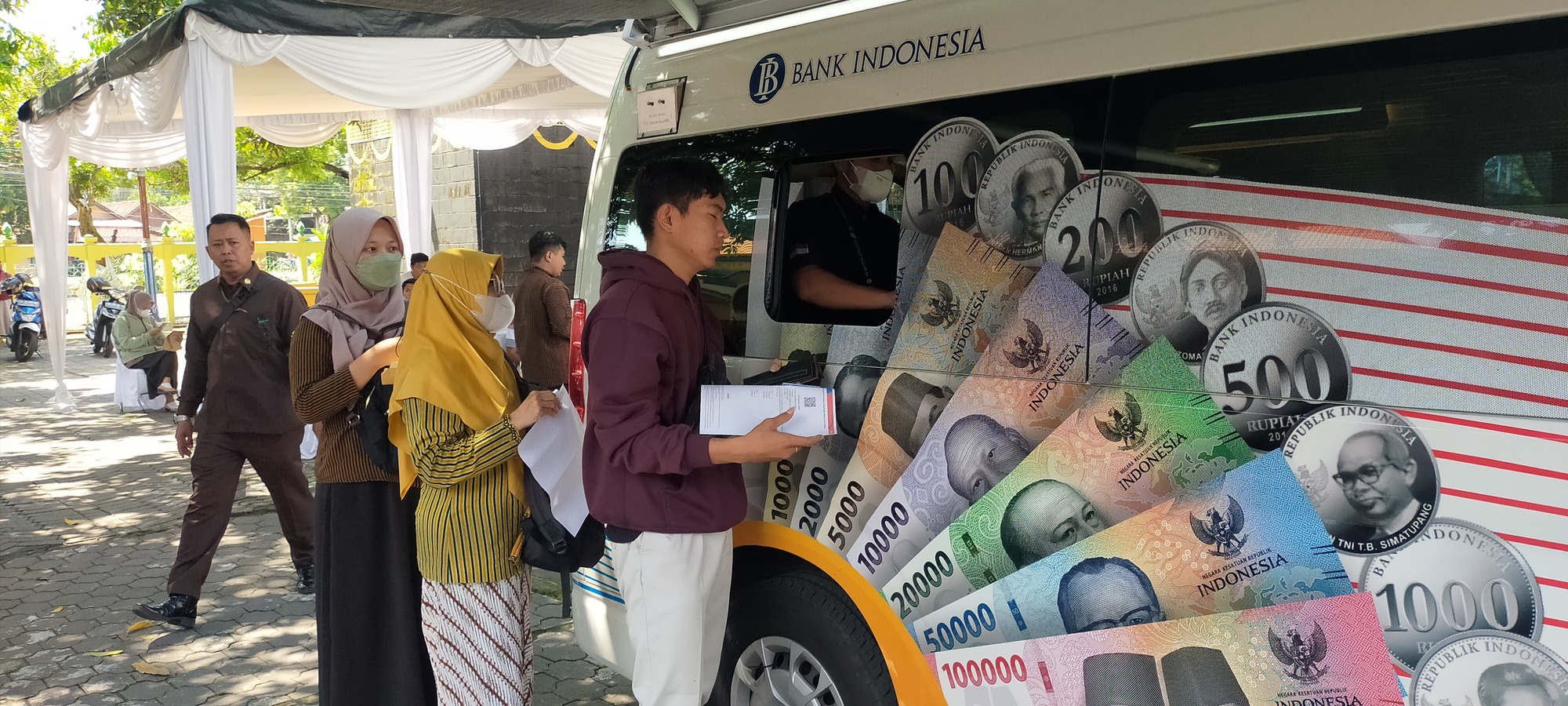 Jelang Idul Fitri, Ratusan Warga Kulon Progo Tukarkan Uang Kertas Baru