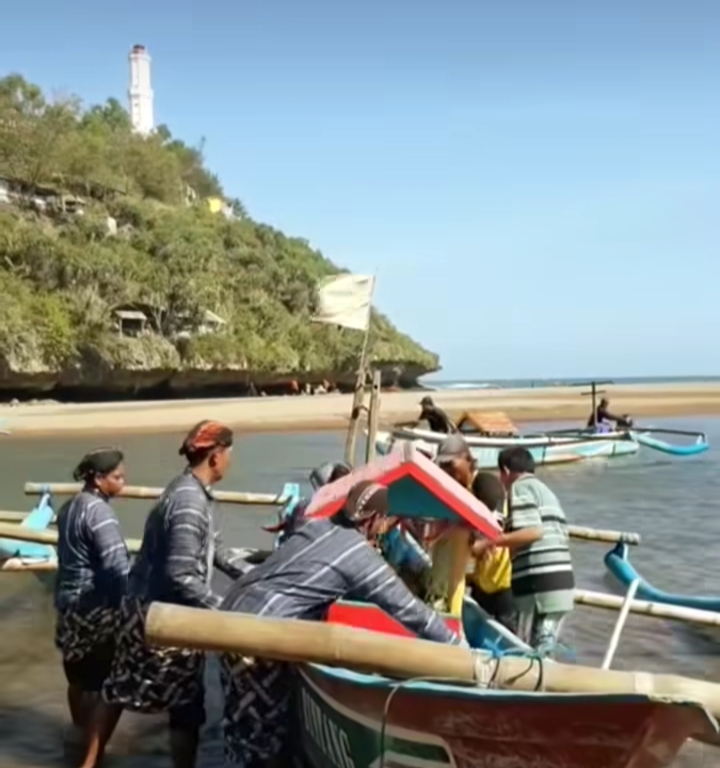 tradisi ngelarung di Pantai Baron