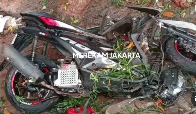 Sebuah mobil menabrak ojol di Jakarta Pusat