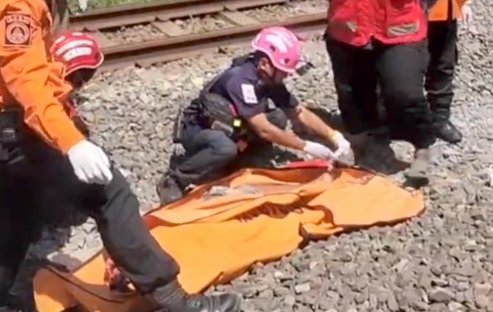 seorang wanita tewas tertabrak kereta api di Surabaya