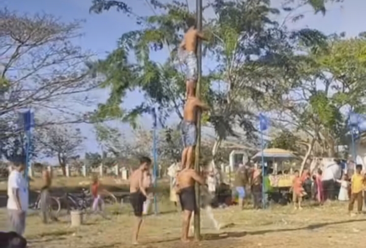 Lomba panjat pinang memakan korban di Karawang