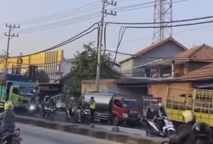 Kecelakaan Tunggal di Tambak Aji Semarang Hari Ini 22 Agustus 2023, Sebuah Truk Terguling dan Menyebabkan Kemacetan