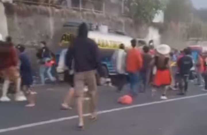 Truk tangki menabrak pengunjung karnaval di Mojokerto