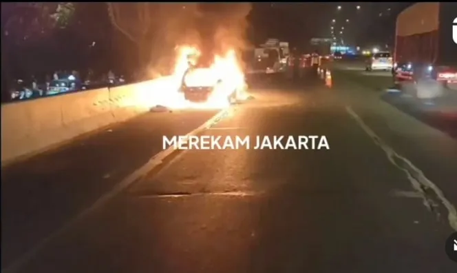 Mobil terbakar di Tol Jorr 