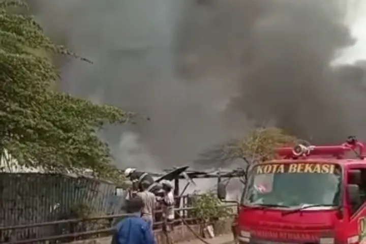 Kebakaran di Bekasi Barat Hari Ini, Menghanguskan Pemukiman dan Mobil